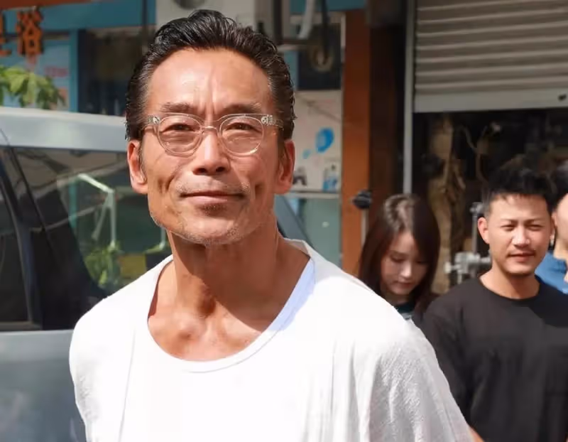 58歲鄭浩南被老婆捲走錢財,生日直播強忍淚水,堅持戴婚戒,網嘆:太癡情