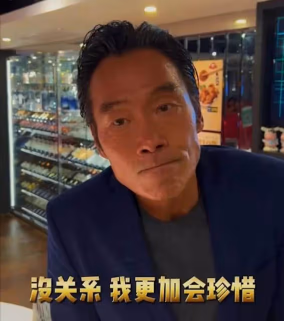 58歲鄭浩南被老婆捲走錢財,生日直播強忍淚水,堅持戴婚戒,網嘆:太癡情