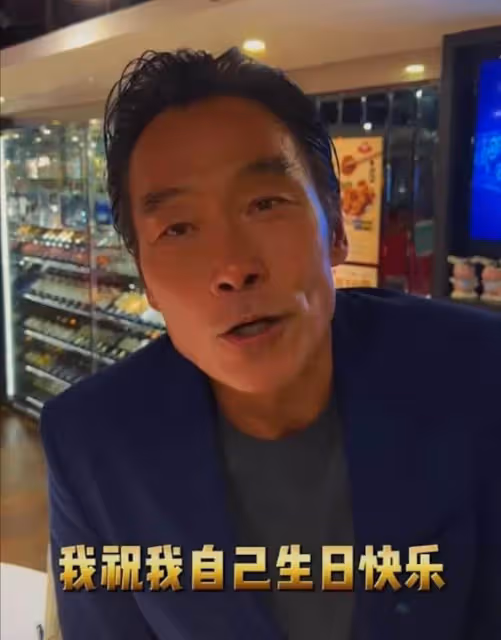58歲鄭浩南被老婆捲走錢財,生日直播強忍淚水,堅持戴婚戒,網嘆:太癡情