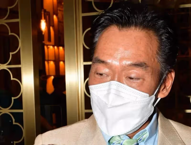 58歲鄭浩南被老婆捲走錢財,生日直播強忍淚水,堅持戴婚戒,網嘆:太癡情