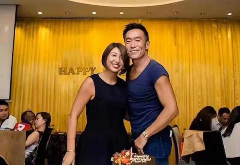 58歲鄭浩南被老婆捲走錢財,生日直播強忍淚水,堅持戴婚戒,網嘆:太癡情