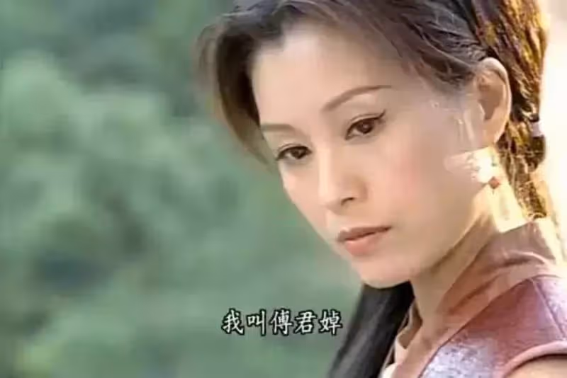 21歲嫁51歲富豪,婚後13天不幸「守寡」,年過半百越活越瀟灑,如今的她怎麼樣了?