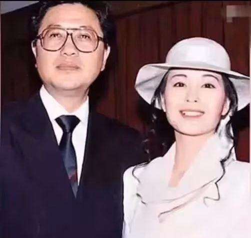 21歲嫁51歲富豪,婚後13天不幸「守寡」,年過半百越活越瀟灑,如今的她怎麼樣了?
