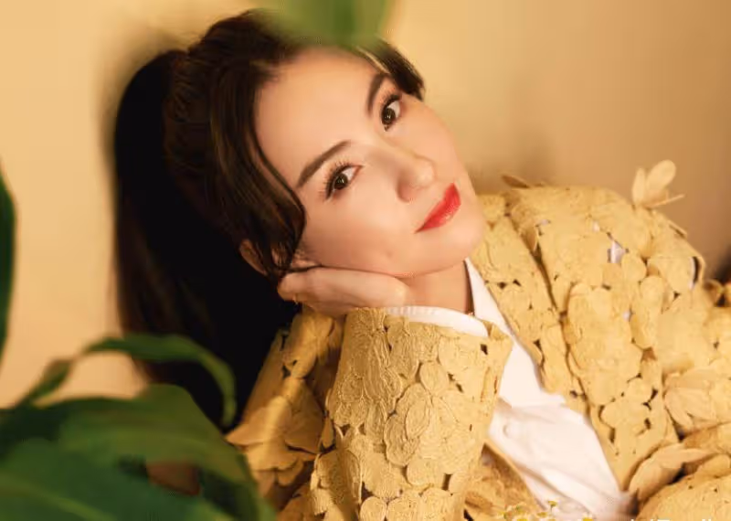 小林青霞曬出寫真集:與19歲撞姿勢和風格,這顏值變化讓人看懵