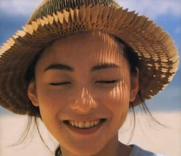小林青霞曬出寫真集:與19歲撞姿勢和風格,這顏值變化讓人看懵