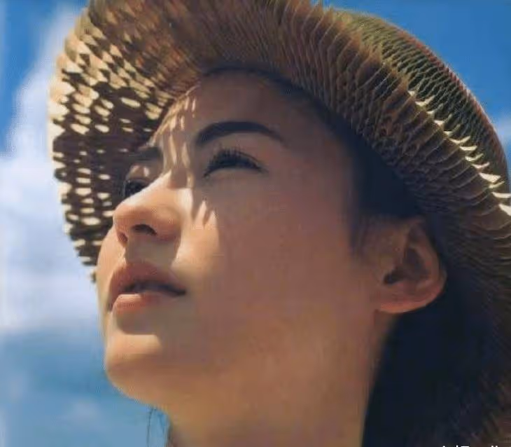 小林青霞曬出寫真集:與19歲撞姿勢和風格,這顏值變化讓人看懵