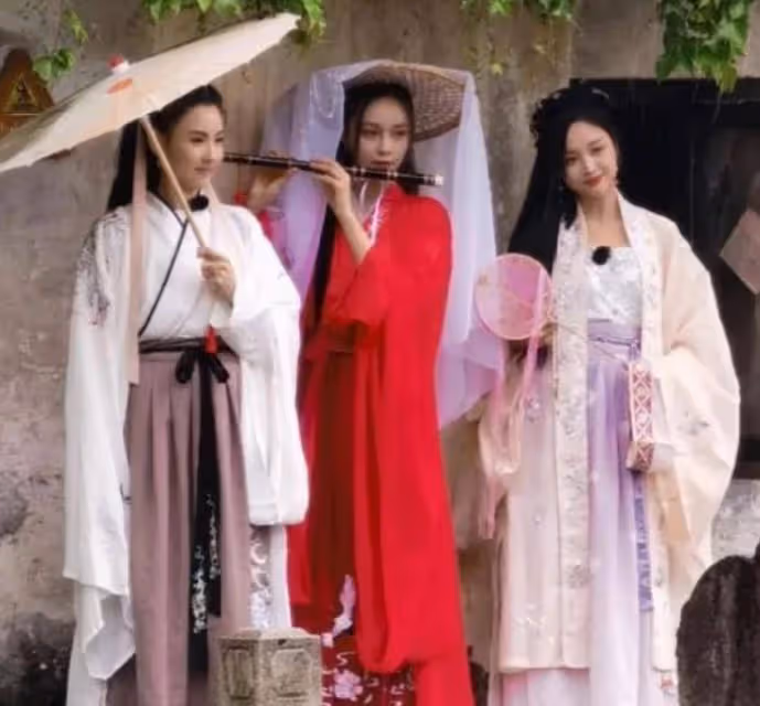 小林青霞錄節目穿漢服,路人隨手一拍生圖曝光,40歲真實顏值看愣了