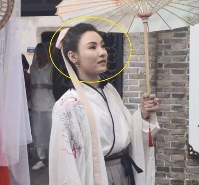 小林青霞錄節目穿漢服,路人隨手一拍生圖曝光,40歲真實顏值看愣了