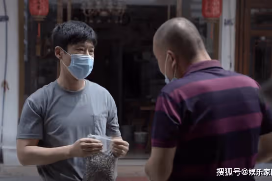 《大考》周美仁擺攤賣烤腸意外致富，被請到學校做勵志演講