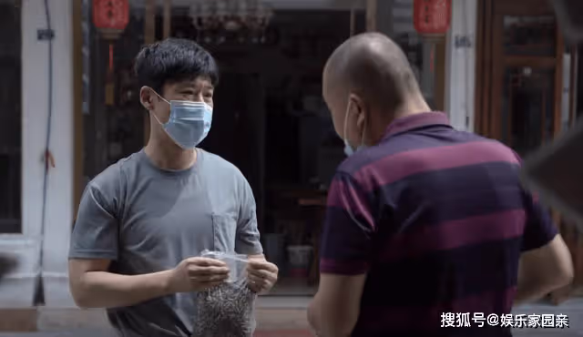 《大考》周美仁擺攤賣烤腸意外致富,被請到學校做勵志演講