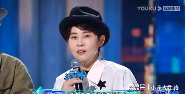 王一博在線磕糖，點評句句精彩，愛情類的街舞作品成功出圈