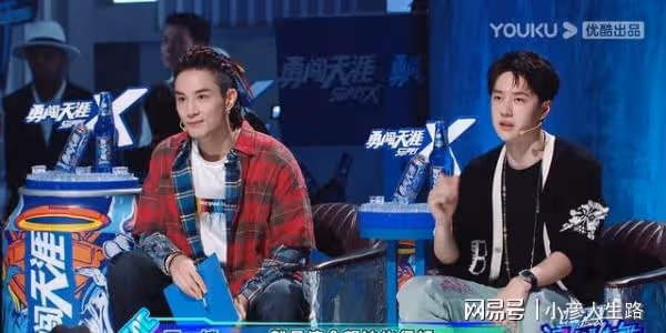 王一博在線磕糖，點評句句精彩，愛情類的街舞作品成功出圈