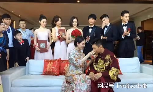 夫妻和合,吳奇隆劉詩詩一家三口外出就餐,網友祝福滿滿