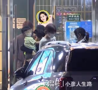 夫妻和合,吳奇隆劉詩詩一家三口外出就餐,網友祝福滿滿