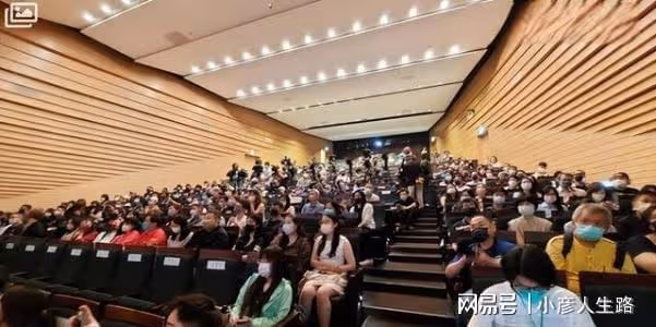 47歲林志玲產後復工，時隔2年首度出席活動，一身白紗絕美亮相
