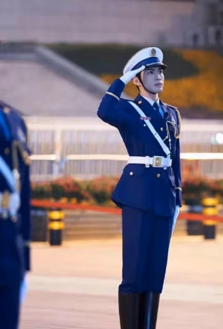 時隔7年再合作!楊洋 張彬彬新劇制服Look同框路透來啦!是肖奈和KO再聚首了啊!