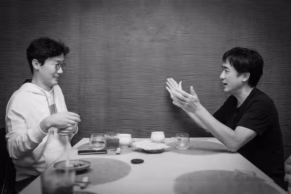 梁朝偉加入《魷魚遊戲2》？ 　與導演黃東赫同框熱聊照曝光