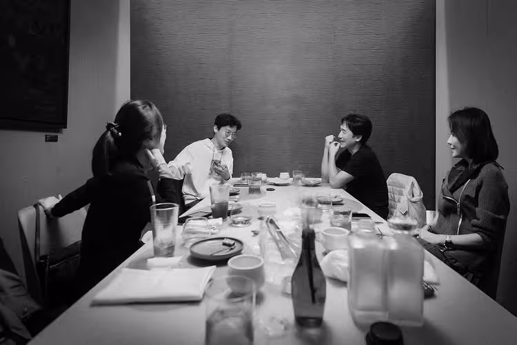 梁朝偉加入《魷魚遊戲2》？ 　與導演黃東赫同框熱聊照曝光