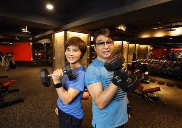 李濤、李艷秋夫妻退休後「上山簡單生活」種田養雞享自然，山野裡才是「心所嚮往的樂園」：最美晚年