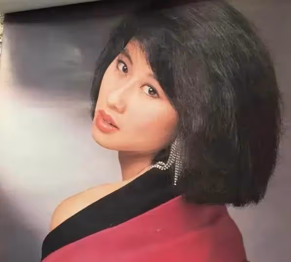 61歲的葉倩文，堅持不染髮，一頭白髮太時髦，穿衣不扮嫩不顯老，滿頭銀髮依舊優雅：歲月是人生最好的禮物