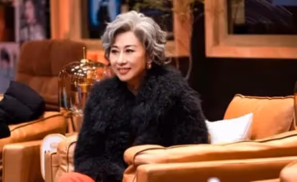 61歲的葉倩文，堅持不染髮，一頭白髮太時髦，穿衣不扮嫩不顯老，滿頭銀髮依舊優雅：歲月是人生最好的禮物
