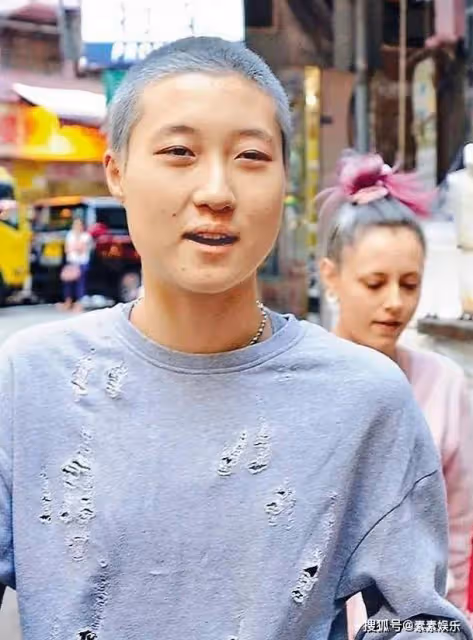 看了吳卓林和妻子在網絡中的樣子，你就不會同情她們的遭遇了