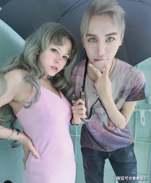 看了吳卓林和妻子在網絡中的樣子，你就不會同情她們的遭遇了