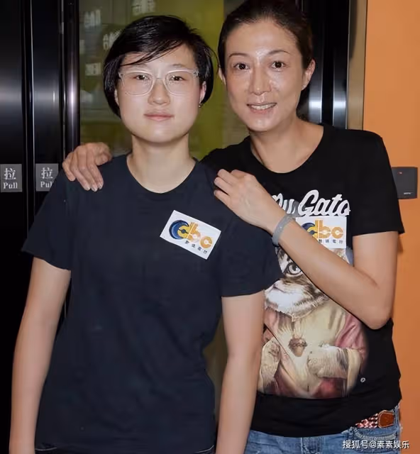 看了吳卓林和妻子在網絡中的樣子，你就不會同情她們的遭遇了