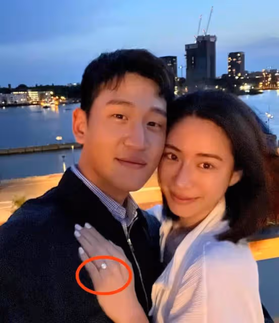 知名歌手求婚大6歲女友！女方戴鑽戒一臉甜笑，白富美身份遭曝光