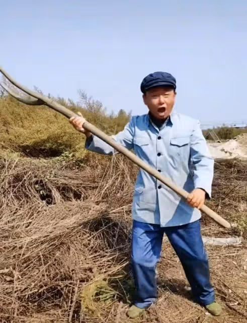 52歲演員邵峰河北農村生活，泥土地喂牲口沒架子，走路踉蹌好樸素