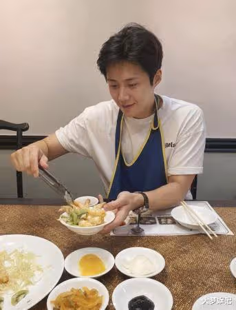 金宣虎暖心替工作人員夾菜!貼身紀錄曝光,12月復出開見面會