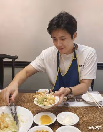 金宣虎暖心替工作人員夾菜!貼身紀錄曝光,12月復出開見面會
