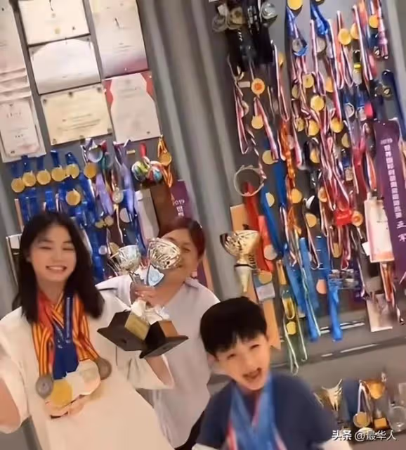 豪門千金嫁給韓國歐巴,婚後定居上海億萬豪宅,培養出4個天才娃