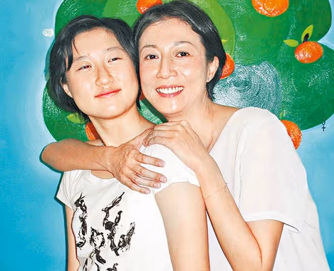 成龍女兒國外領救濟糧,吳綺莉不願多談,身兼數職養家聲音顯疲憊