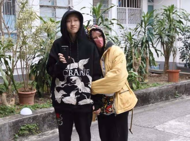 成龍女兒國外領救濟糧,吳綺莉不願多談,身兼數職養家聲音顯疲憊