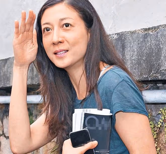 成龍女兒國外領救濟糧,吳綺莉不願多談,身兼數職養家聲音顯疲憊