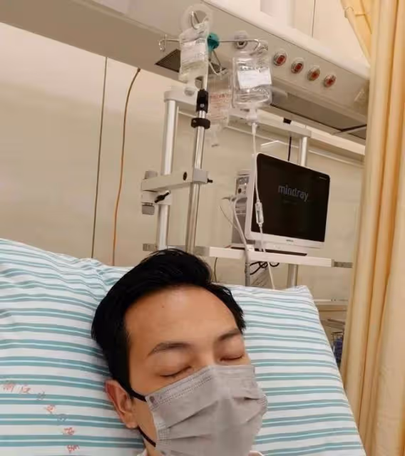 明星也不容易！港星梁競徽久居內地「住廉價出租屋」街頭大口吃面無人識，與妻小分隔兩地