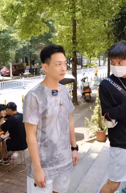 明星也不容易！港星梁競徽久居內地「住廉價出租屋」街頭大口吃面無人識，與妻小分隔兩地