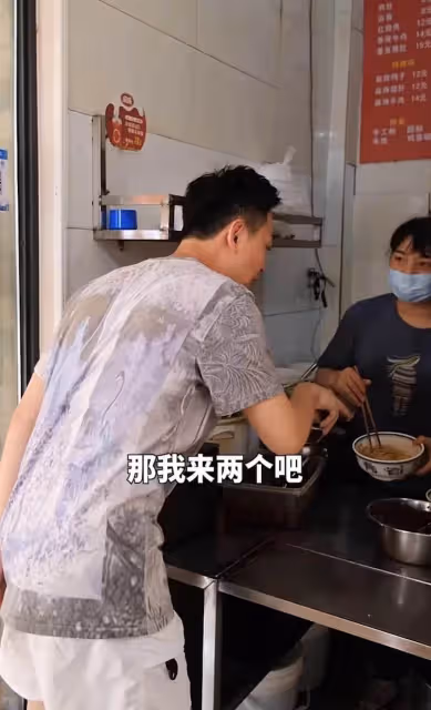 明星也不容易！港星梁競徽久居內地「住廉價出租屋」街頭大口吃面無人識，與妻小分隔兩地