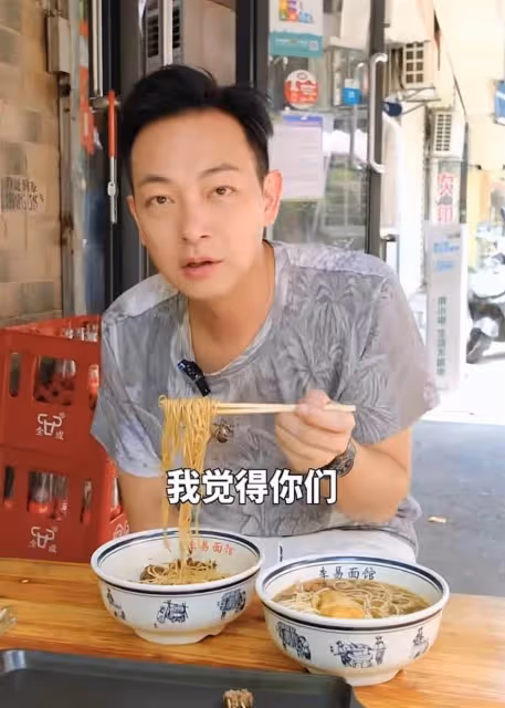 明星也不容易！港星梁競徽久居內地「住廉價出租屋」街頭大口吃面無人識，與妻小分隔兩地
