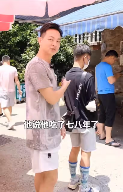 明星也不容易！港星梁競徽久居內地「住廉價出租屋」街頭大口吃面無人識，與妻小分隔兩地