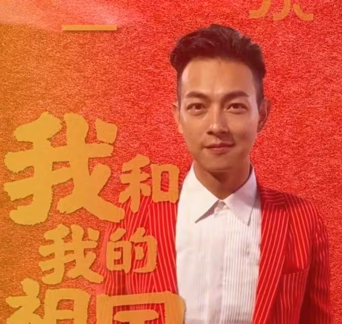 明星也不容易！港星梁競徽久居內地「住廉價出租屋」街頭大口吃面無人識，與妻小分隔兩地