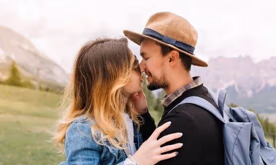 「親家，你閨女真能幹，上班帶娃做家務她全包了」「她是寡婦？」