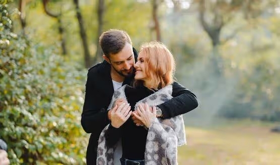 「親家，你閨女真能幹，上班帶娃做家務她全包了」「她是寡婦？」