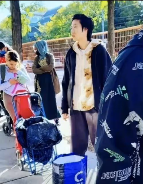 狀況淒涼,吳卓林多倫多街頭排隊領免費食物,神情憔悴像流浪漢