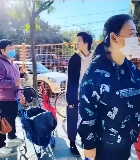 狀況淒涼,吳卓林多倫多街頭排隊領免費食物,神情憔悴像流浪漢