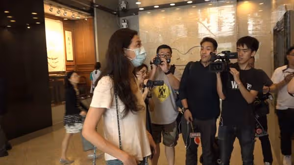 狀況淒涼,吳卓林多倫多街頭排隊領免費食物,神情憔悴像流浪漢