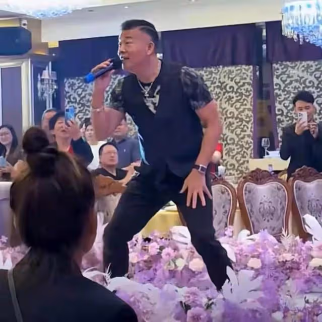 知名港星近況曝光!做婚禮表演嘉賓表現誇張,網友:像去砸場的
