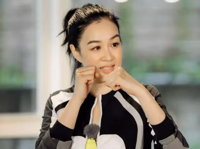 差距甚大!知名港圈女神被曝內地小縣城商演,穿珠光短裙賣力演唱