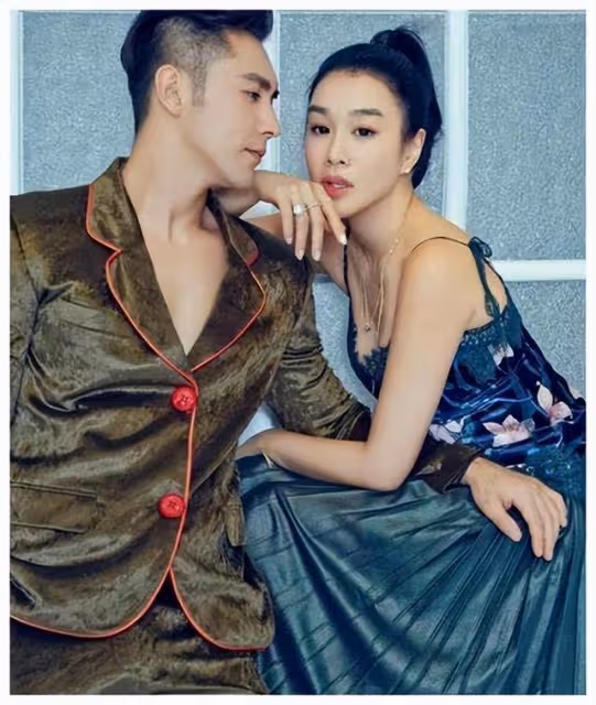 差距甚大!知名港圈女神被曝內地小縣城商演,穿珠光短裙賣力演唱